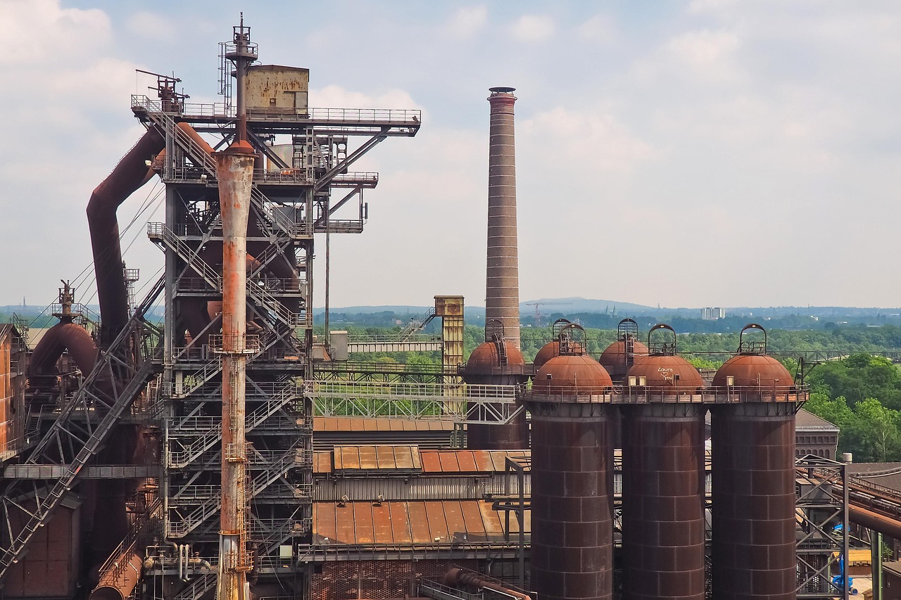L’usine qui lutte et l’usine en ruines: sur quelques mises en récit de la désindustrialisation en France